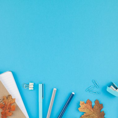 Kare yaratıcı düz üst görünümüne geri okul kavramı yatıyordu renk okul ve ofis malzemeleri kopya alanı ile parlak turkuaz kağıt tablo çerçeve arka plan, metin veya tasarım şablonu