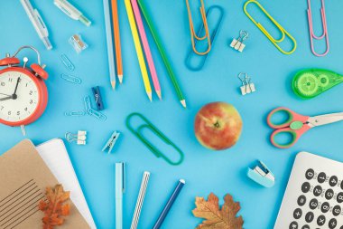 Yaratıcı düz yatıyordu üstten görünüm geri okul kavramı çalar saat, renk okul ve ofis malzemeleri parlak turkuaz kağıt tablo çerçeve arka plan kopya alanı, metin veya tasarım şablonu ile