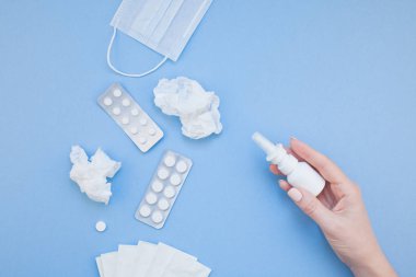 Mevsimlik bahar Anti peçete, hap, yüz maskesi, yaratıcı düz yatıyordu kavramı damla bir şişe ve bir el ile kopya alan arka plan en az stil, şablon metin için