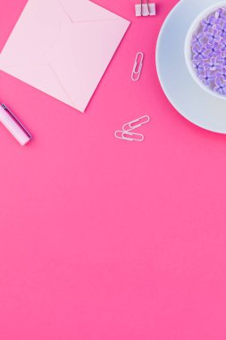 Yaratıcı en iyi görünüm düz parlak pembe renk Kağıt arka plan en az stili üzerinde kopya alanı tasarım ofis malzemeleri tarz çalışma masası ve çay yatırın. Kadınsı blog sosyal medya için şablon
