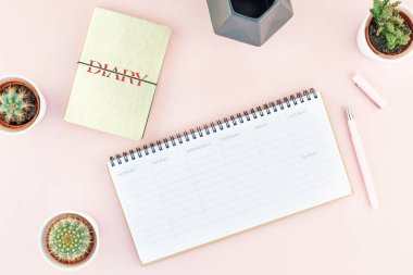 Üstten görünüm düz tasarım ofis malzemeleri ve kaktüsler succulents kopya alanı bin yıllık pembe renkli kağıt arka plan en az stili ile tarz çalışma masası yatıyordu. Kadınsı blog sosyal medya için şablon