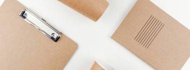 Çalışma masası tarz düz lay kahverengi tasarım ofisi geri dönüşümlü yaratıcı en iyi görünümü sağlar ve kahve fincanı ile alan beyaz masa arka plan en az Eko Stil kopyalayın. Çevre koruma kavramı