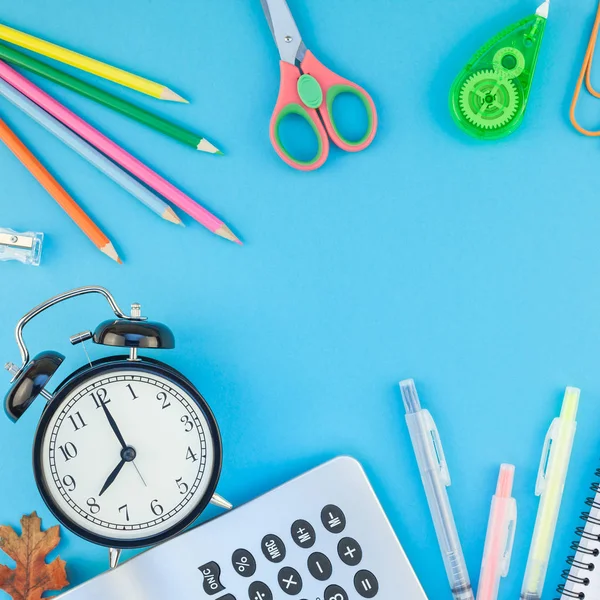 Quadratisch Kreative Flache Lageoberfläche Zurück Zum Schulkonzept Mit Weckerfarbe Schule — Stockfoto