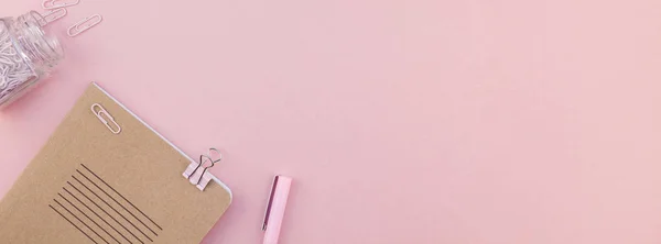 Banner Ancho Largo Del Escritorio Del Espacio Trabajo Mujer Estilizado — Foto de Stock