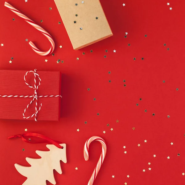 正月クリスマス プレゼント リボン フラット レイアウト平面図クリスマス休日 2019 お祝いの手作りギフト ボックス赤い紙黄金に輝く背景 Copyspace 正方形テンプレート — ストック写真