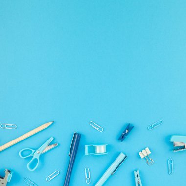 Üstten görünüm düz tasarım okul ve ofis malzemeleri kopya alanı turkuaz mavi renk Kağıt arka plan en az stili ile tarz çalışma masası yatıyordu. Kadınsı blog sosyal medya için kare şablon