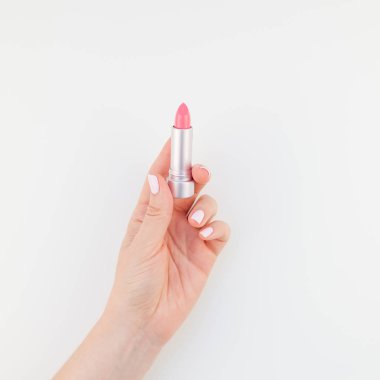 Kadın el ile pastel pembe ruj izole kopya alanı ile beyaz arka planda tutan Lehçe manikür. Kadınsı güzellik blog sosyal medya için kare şablon