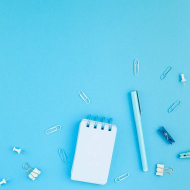 Üstten görünüm düz tasarım okul ve ofis malzemeleri kopya alanı turkuaz mavi renk Kağıt arka plan en az stili ile tarz çalışma masası yatıyordu. Kadınsı blog sosyal medya için kare şablon