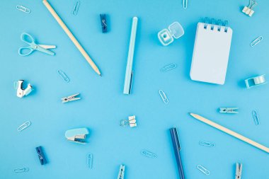Üstten görünüm düz tasarım okul ve ofis malzemeleri kopya alanı turkuaz mavi renk Kağıt arka plan en az stili ile tarz çalışma masası yatıyordu. Kadınsı blog sosyal medya için şablon