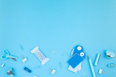 Üstten görünüm düz tatil handcrafting çalışma alanı Resepsiyon özgü tasarım dekor ofis malzemeleri kopya alanı turkuaz mavi renkli kağıt arka planla Etiketler yatıyordu. Kadınsı blog sosyal medya için şablon