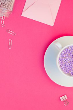 Yaratıcı en iyi görünüm düz parlak pembe renk Kağıt arka plan en az stili üzerinde kopya alanı tasarım ofis malzemeleri tarz çalışma masası ve çay yatırın. Kadınsı blog sosyal medya için şablon