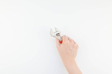 Kadın el minimalizm tarzı beyaz arka plan üzerinde izole kopya alanı ile somun anahtarı tutan pastel manikür Lehçe ile yaratıcı görüntü. Onarım veya iyileştirme feminizm kavramı