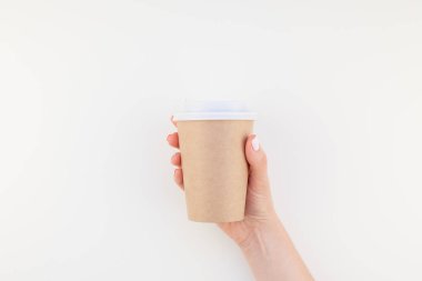 Kadın el holding Craft görüntü kadar yaratıcı sahte minimalizm tarzı beyaz arka plan üzerinde izole kopya alanı ile kahve fincanı kağıt. Kadınsı blog, sosyal medya için şablon