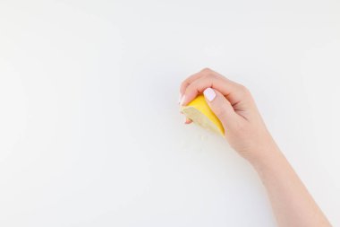 Kadın el ile bir buçuk beyaz arka plan kopya alan minimalizm tarzı üzerinde izole limon tutan pastel manikür Lehçe. Kadınsı sosyal medya için şablon. Sağlıklı beslenme kavramı