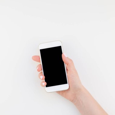 Kadın el ile kopya alanı minimalizm tarzı ile beyaz arka plan üzerinde izole smartphone tutan pastel manikür Lehçe. Kare şablon kadınsı blog sosyal teknolojik medya için sahte
