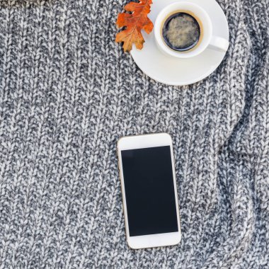 Yaratıcı kare sonbahar düz ek yükü üstten görünüm şık ev çalışma alanı smartphone defter kahve Kupası rahat gri örgü ekose arka plan kopya alanı sonbahar sezonu şablon kadınsı blog sosyal medya yatıyordu