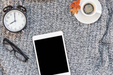 Yaratıcı sonbahar düz ek yükü üstten görünüm şık ev çalışma alanı tablet dizüstü kahve fincanı sıcak gri örgü ekose arka plan kopya alanı ile yatıyordu. Sonbahar sezonu şablon kadınsı blog sosyal medya için