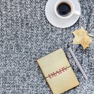 Yaratıcı bir şekilde sonbahar düz ek yükü üstten görünüm şık ev çalışma alanı defter kahve fincanı sıcak gri örgü ekose arka plan kopya alanı ile yatıyordu. Sonbahar sezonu şablon kadınsı blog sosyal medya için