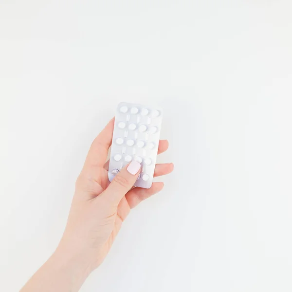 女人手用粉彩指甲抛光在白色背景与复制空间隔离的水泡药片 方形模板为女性美女博客社交媒体 女性保健理念 — 图库照片