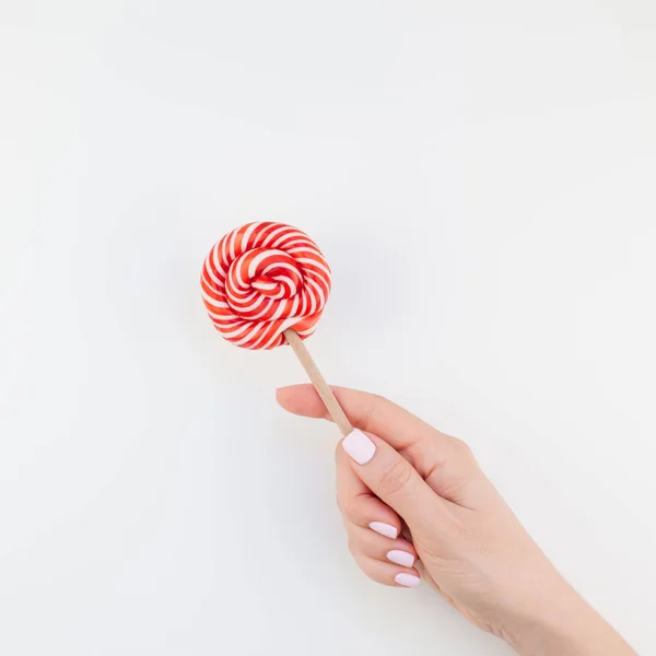 Mão Mulher Com Manicure Pastel Polonês Segurando Pirulito Girando Vermelho — Fotografia de Stock