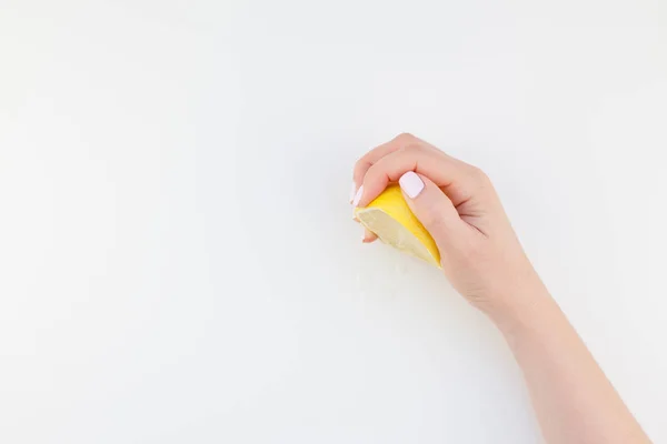 Mano Mujer Con Pulido Manicura Pastel Con Medio Limón Aislado —  Fotos de Stock