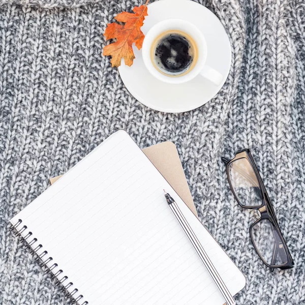 創造的な正方形の秋フラット ノート コーヒー カップ居心地の良い背景に灰色ニット チェック柄コピー スペースとオーバーヘッド平面図のスタイリッシュな家のワークスペースが横たわっていた 女性ブログ ソーシャル メディアの秋シーズンのテンプレート — ストック写真