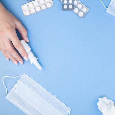 Mevsimlik bahar Anti peçete, hap, yüz maskesi, yaratıcı düz yatıyordu kavramı damla bir şişe ve bir el ile kare kopya alan arka plan en az stil, şablon metin için