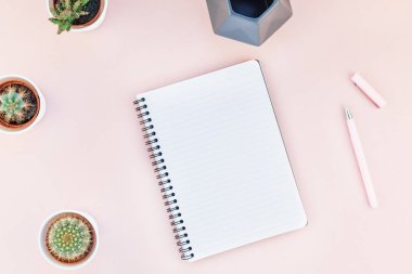 Üstten görünüm düz tasarım ofis malzemeleri ve kaktüsler succulents kopya alanı bin yıllık pembe renkli kağıt arka plan en az stili ile tarz çalışma masası yatıyordu. Kadınsı blog sosyal medya için şablon