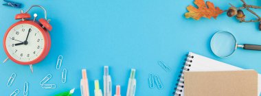 Yaratıcı düz üst görünümüne geri okul kavramı kopya alanı ile parlak turkuaz kağıt tablo çerçeve arka plan, metin veya tasarım şablonu erzak renk okul ve office ile yatıyordu. Uzun geniş afiş