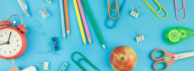 Yaratıcı düz üst görünümüne geri okul kavramı kopya alanı ile parlak turkuaz kağıt tablo çerçeve arka plan, metin veya tasarım şablonu erzak renk okul ve office ile yatıyordu. Uzun geniş afiş