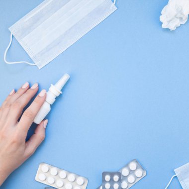 Mevsimlik bahar Anti peçete, hap, yüz maskesi, yaratıcı düz yatıyordu kavramı damla bir şişe ve bir el ile kare kopya alan arka plan en az stil, şablon metin için