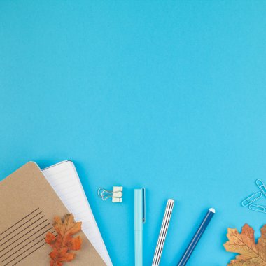 Kare yaratıcı düz üst görünümüne geri okul kavramı yatıyordu renk okul ve ofis malzemeleri kopya alanı ile parlak turkuaz kağıt tablo çerçeve arka plan, metin veya tasarım şablonu