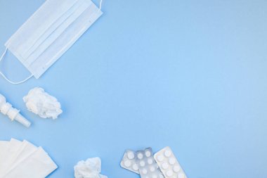 Mevsimlik bahar Anti peçeteler ile yaratıcı düz yatıyordu kavramı hap, yüz maskesi ve damla bir şişe kopya alan arka plan en az tarzı ile metin için şablon