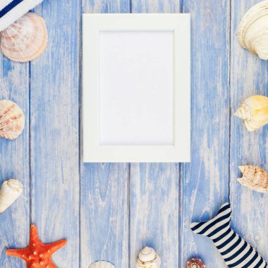 Yaratıcı düz yatıyordu kavramı yaz seyahat tatil kare. Kabukları ve deniz yıldızı kopya alanı rustik tarzı çerçeve şablonu metin pastel mavi ahşap plakalar zemin üzerine üstten görünüm havlu Flip floplar