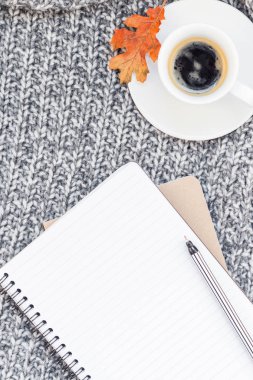 Yaratıcı sonbahar düz ek yükü üstten görünüm şık ev çalışma alanı defter kahve fincanı sıcak gri örgü ekose arka plan kopya alanı ile yatıyordu. Sonbahar sezonu şablon kadınsı blog sosyal medya için