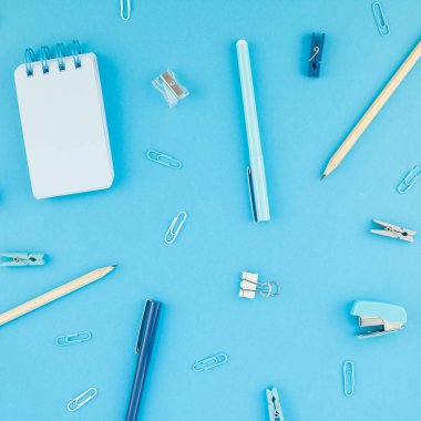 Üstten görünüm düz tasarım okul ve ofis malzemeleri kopya alanı turkuaz mavi renk Kağıt arka plan en az stili ile tarz çalışma masası yatıyordu. Kadınsı blog sosyal medya için kare şablon