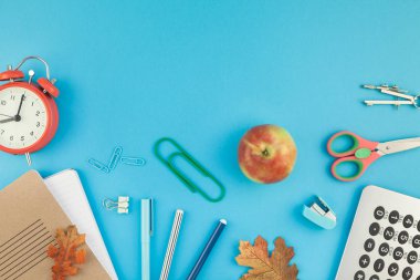 Yaratıcı düz yatıyordu üstten görünüm geri okul kavramı çalar saat, renk okul ve ofis malzemeleri parlak turkuaz kağıt tablo çerçeve arka plan kopya alanı, metin veya tasarım şablonu ile