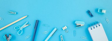 Üstten görünüm düz tasarım okul ve ofis malzemeleri kopya alanı turkuaz mavi renk Kağıt arka plan en az stili ile tarz çalışma masası yatıyordu. Uzun geniş afiş şablon kadınsı blog sosyal medya