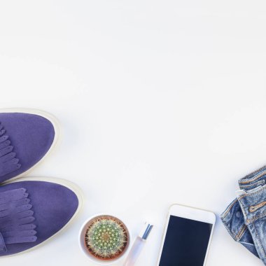 Kare düz süet ayakkabı, kot, bilezik kaktüs ve akıllı telefon kulaklık kopya alanı beyaz zemin üzerine yatırın. Kadın rahat kıyafet havai görünümü. Trendy hipster bak üstten görünüm