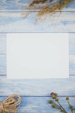 Üstten görünüm çimen şükran günü arka plan boş mektup ile mavi tonda ahşap masa üzerinde ile sonbahar kuru çiçek kadar alay ve rustik tarzı, metin için şablon alanı kopyalayın