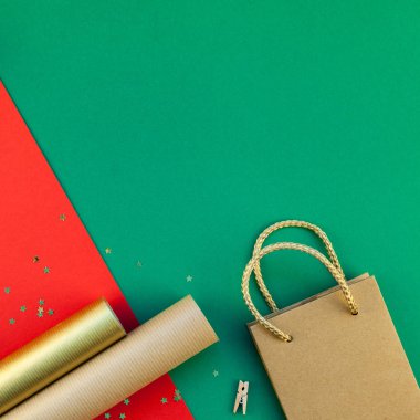 Yeni yıl veya Noel DIY düz üstten görünüm Xmas tatil kutlama el yapımı Hediyelik kutu kırmızı yeşil Kağıt arka plan üzerinde yatıyordu hazırlık sunar. Şablon mockup tebrik kartı veya metin tasarımınızı 2019