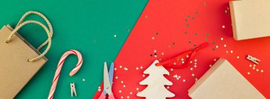 Yeni yıl veya Noel DIY düz üstten görünüm Xmas tatil kutlama el yapımı Hediyelik kutu kırmızı yeşil Kağıt arka plan üzerinde yatıyordu hazırlık sunar. Uzun geniş afiş tebrik kartı veya metin tasarımınızı 2019