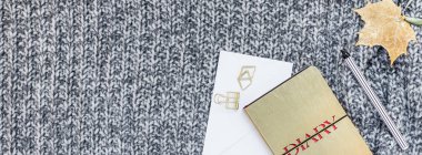 Yaratıcı sonbahar düz yatıyordu ek yükü üstten görünüm şık ev çalışma alanıyla defter kahve Kupası rahat gri örgü ekose uzun geniş afiş kopya alanı. Sonbahar sezonu şablon kadınsı blog sosyal medya