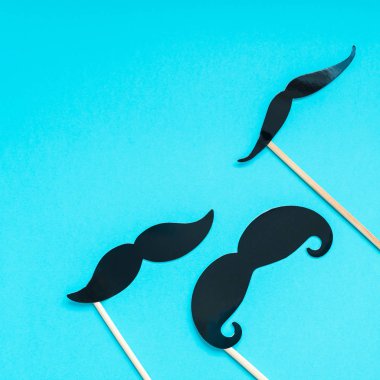 Yaratıcı kare flatlay ek yükü üstten görünüm retro siyah kağıt fotoğraf stand sahne bıyıkları turkuaz arka plan kopya alanı. Erkek Sağlığı Farkındalık ay gün erkeklik kavramı blog sosyal medya babalar