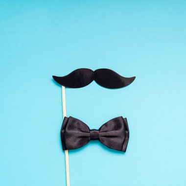 Yaratıcı kare flatlay ek yükü üstten görünüm retro siyah kağıt fotoğraf stand sahne bıyıkları turkuaz arka plan kopya alanı. Erkek Sağlığı Farkındalık ay gün erkeklik kavramı blog sosyal medya babalar