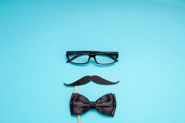 Yaratıcı flatlay ek yükü üstten görünüm retro şık siyah kağıt fotoğraf stand sahne bıyıkları turkuaz arka plan kopya alanı. Erkek Sağlığı Farkındalık ay gün erkeklik kavramı blog sosyal medya babalar