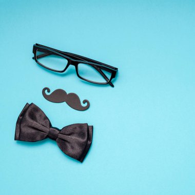 Yaratıcı kare flatlay ek yükü üstten görünüm retro siyah kağıt fotoğraf stand sahne bıyıkları turkuaz arka plan kopya alanı. Erkek Sağlığı Farkındalık ay gün erkeklik kavramı blog sosyal medya babalar