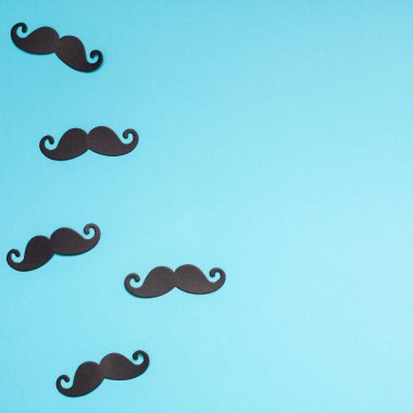 Yaratıcı kare flatlay ek yükü üstten görünüm retro şık siyah kağıt bıyıkları turkuaz arka plan kopya alanı. Erkek Sağlığı Farkındalık ay gün erkeklik kavramı blog sosyal medya babalar