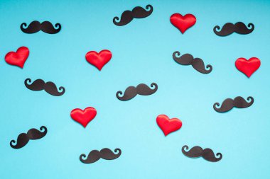 Yaratıcı flatlay ek yükü üstten görünüm retro şık siyah kağıt fotoğraf stand sahne bıyıkları turkuaz arka plan kopya alanı. Erkek Sağlığı Farkındalık ay gün erkeklik kavramı blog sosyal medya babalar