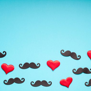 Yaratıcı kare flatlay ek yükü üstten görünüm retro şık siyah kağıt bıyıkları turkuaz arka plan kopya alanı. Erkek Sağlığı Farkındalık ay gün erkeklik kavramı blog sosyal medya babalar